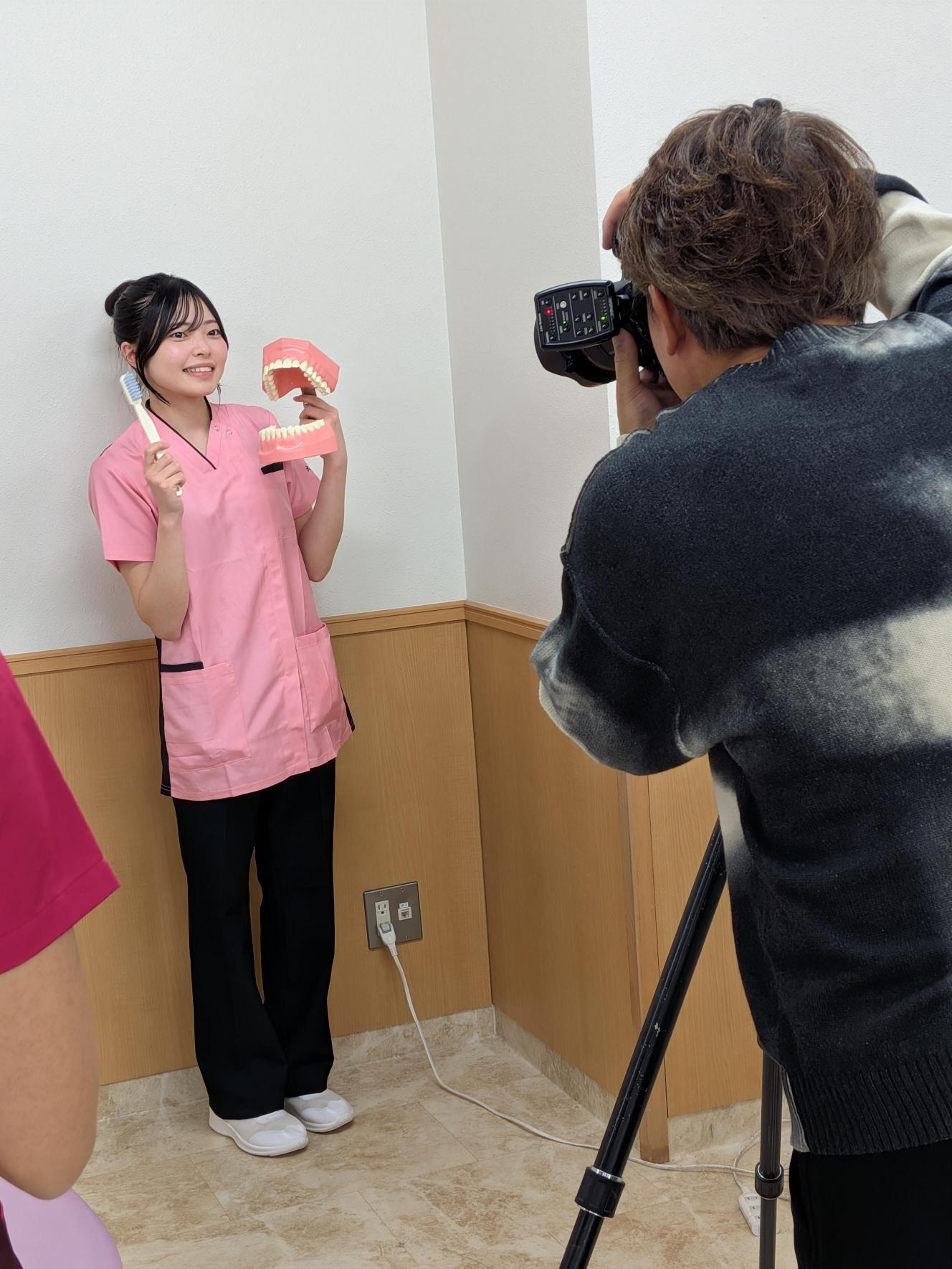 笑顔でポーズをとる学生のパンフレット撮影カット
