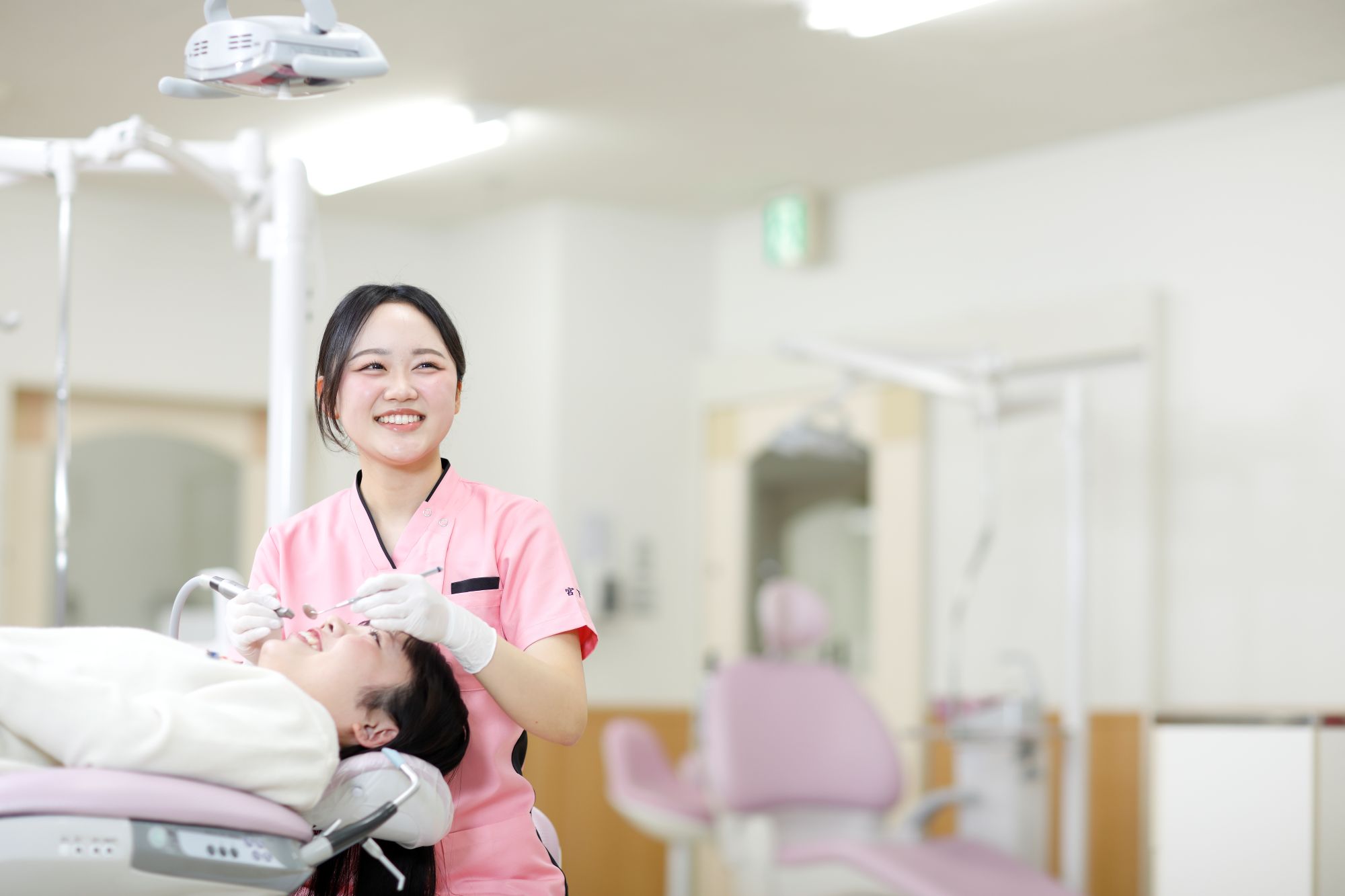 歯科衛生士として活躍する女性