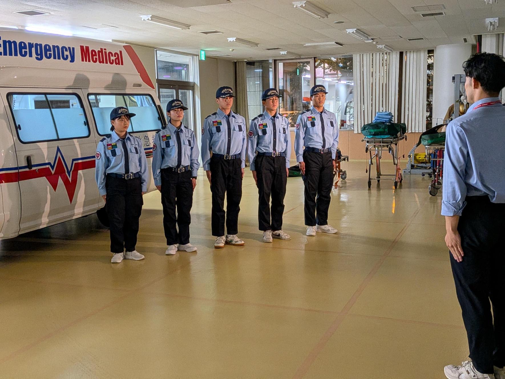 パンフレット撮影に臨む吉田学園医療歯科専門学校の1年生